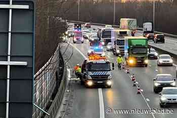 Andermaal gaat auto overkop op E40