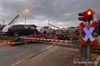 Autotransporter unter Bahnschranke eingeklemmt