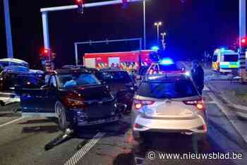 Kettingbotsing met vijf wagens op expresweg in Kaprijke: vijf gewonden naar ziekenhuis gebracht