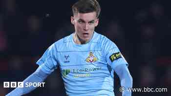 Doncaster extend Broadbent and Senior contracts