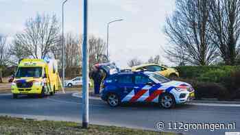 Ongeval op Het Zwet in Delfzijl, auto belandt op rotonde