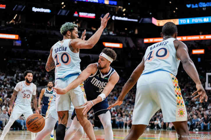 Fox’s big night powers San Antonio past Mavericks