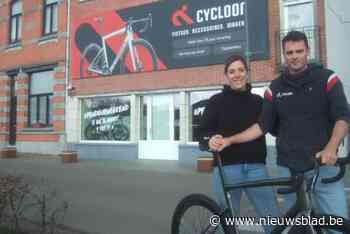 Pieter (39) en Ines (35) vieren 35-jarig bestaan van hun fietsenwinkel: “Zelfs de werkplaats is te bezichtigen”