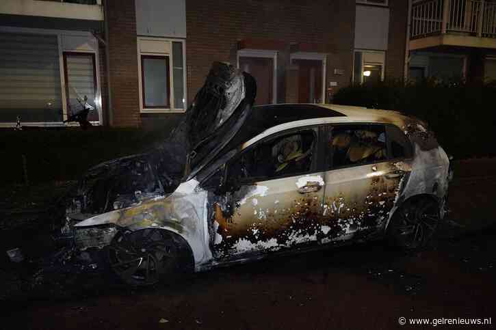 Auto uitgebrand in Arnhem, politie onderzoekt brandstichting