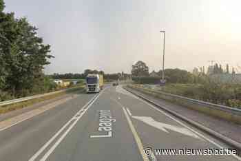 Bromfietser zwaargewond na frontale aanrijding met vrachtwagen, gewestweg volledig versperd