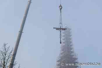 Spectaculaire werken in Diepenbeek: kruis en torenhaan van kerk naar beneden gehaald