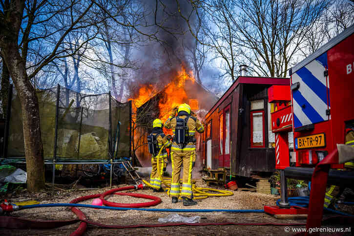Gewonde nadat woning op campingterrein volledig in vlammen op gaat
