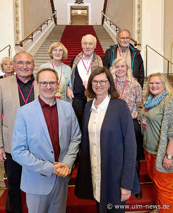 Reinschnuppern in Regierung und Parlament: Besuchergruppe aus Neu-Ulm an den Schalthebeln des Landes