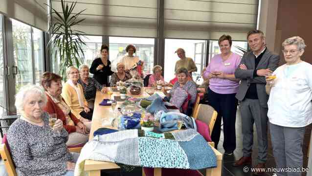 Bibliotheek laat lezers lapjes breien en maakt er prachtige patchworkdekens van voor bewoners woonzorgcentra: “Hartverwarmend dat zo veel mensen hun priemen pakten”