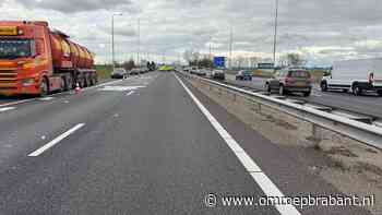 A59 ligt bezaaid met glas na ongeluk, weg is dicht