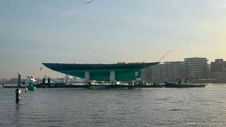 Zeiljacht Atlantic op transport voor refit bij Talsma in Franeker