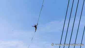 Om ter snelst sprinten op 60 meter hoogte: slackliners oefenen op Tuikabelbrug voor wereldbeker