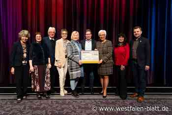 Ein Geburtstagskind verteilt Geschenke