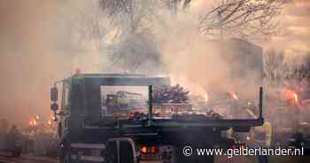 Tientallen vuilniswagens, fakkels en vuurwerk: op indrukwekkende wijze is afscheid genomen van Coen
