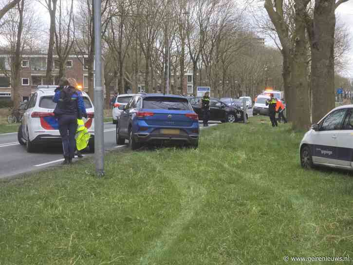 Automobiliste raakt van de weg en komt tot stilstand tegen lantaarnpaal