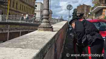 Si lega un cappio al collo da un'altezza di sette metri. Carabinieri tagliano la corda e lo salvano