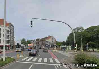 Bestuurster (49) komt tegen verlichtingspaal terecht: “Gewond afgevoerd”