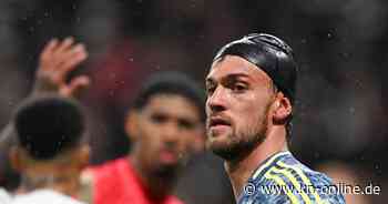 Europa League: Ajax-Spieler Rugani bedeckt Platzwunde in Frankfurt mit Badekappe