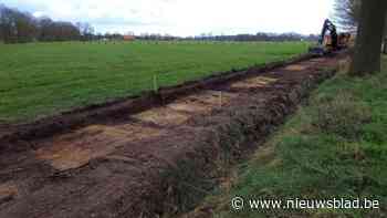 Eerste spadesteek voor langverwacht fietspad tussen Sint-Lenaarts en Loenhout: “Tegen de zomer kun je aan één kant van de weg fietsen”