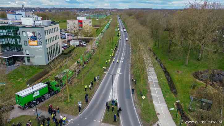 Indrukwekkend afscheid van Coen (36) met tientallen vuilniswagens, fakkels en vuurwerk