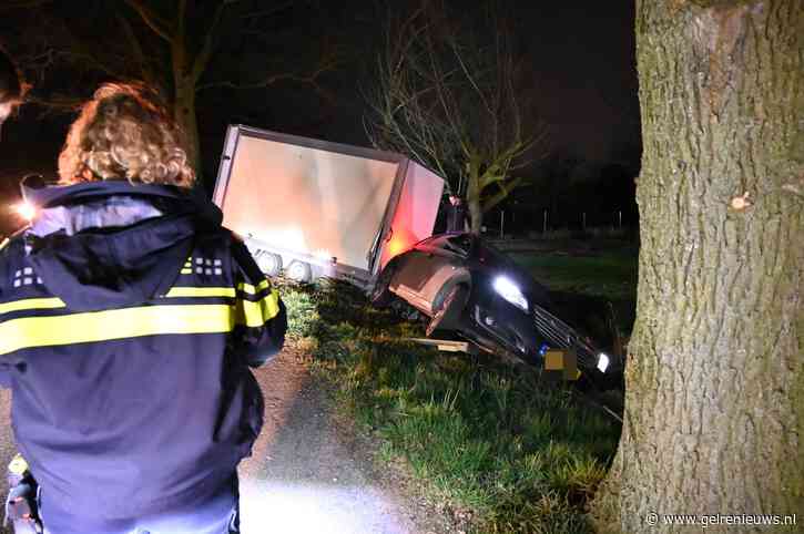 Auto met aanhanger belandt in droge sloot: Tractor ingezet om voertuig te bergen