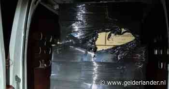 Mannen denken met 1600 kilo vuurwerk Nederland in te kunnen rijden, maar dan gaat het mis