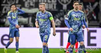 Keuze Ajax-trainer voor elftal reserves door Eintracht Frankfurt genadeloos afgestraft