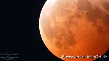 Mondfinsternis heute früh: Der rostrote „Blutmond“ leuchtet am Himmel