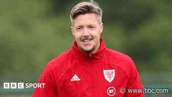 Jones eyes Hennessey helping young Welsh goalkeepers