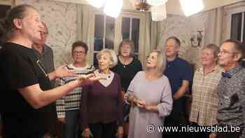 Vrijwilligerscafé De Serre steunt sociale kruidenier Appel & Ei: muziekquiz brengt duizend euro op