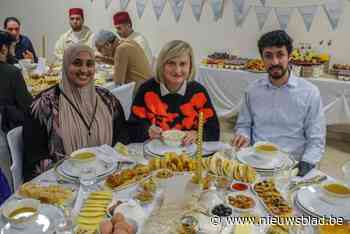 Vlaams minister Crevits schuift aan voor iftar in Desselgemse moskee: “Getroffen door hartelijkheid”