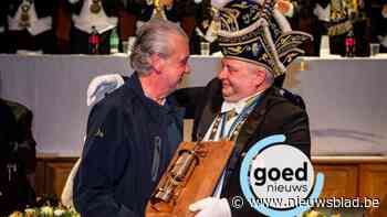 Orde van de Commeduur overhandigt carnavalsonderscheiding ‘De Grote Nachtlamp’ aan Jo Sneyers