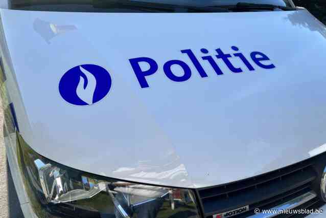 Bestuurder botst tegen gevel en twee auto’s en pleegt vluchtmisdrijf