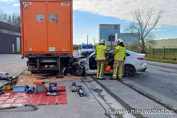 Vrouw zwaargewond nadat ze controle over het stuur verliest en op geparkeerde vrachtwagen inrijdt