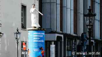 Kunst auf Litfaßsäulen: Düsseldorfs Säulenheilige