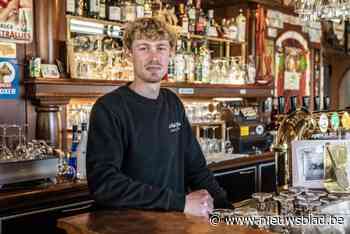 Toon (25) tapt pintjes in populair café, maar traint ook voor loodzware Marathon des Sables: “Cafébaas Johan inspireerde me”