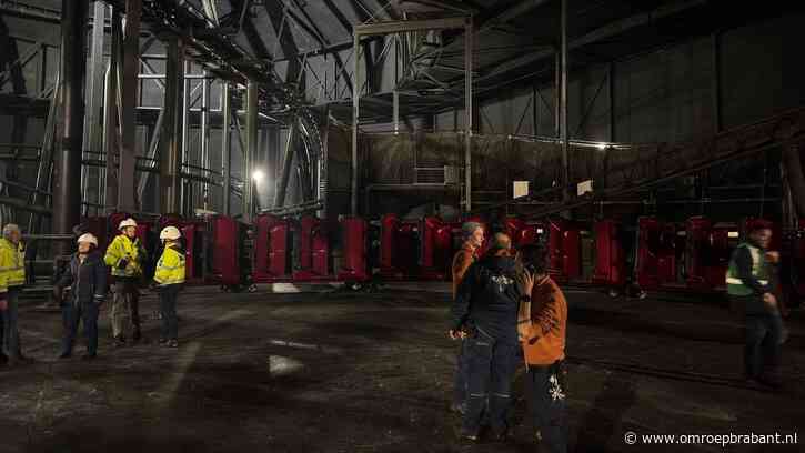 Karretjes achtbaan Efteling rollen achteruit, bezoekers zitten vast