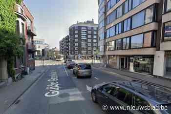 Bromfietser (17) lichtgewond afgevoerd na botsing met stilstaand voertuig