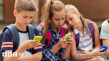 Calls to ban phones in schools in Wales rejected