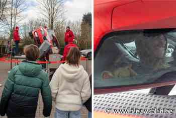 Leerlingen gaan overkop in wagen en leren een belangrijke verkeersles: “Vanaf nu draag ik altijd mijn gordel in de auto”