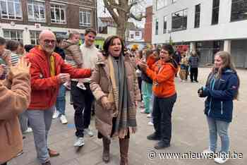 Voltallige school verrast directeur Ingrid (63) met erehaag vlak voor haar pensioen: “Waanzinnige dag achter de rug”