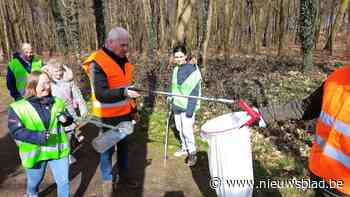Bewoners Klavier ruimen zwerfvuil op in Merksplas-Kolonie: “We komen toch wel vaak blikjes Red Bull tegen”