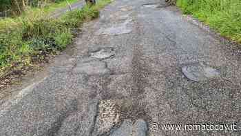 Via di Ponte Salario dissestata e pericolosa rischia la chiusura: "Partano al più presto i lavori"