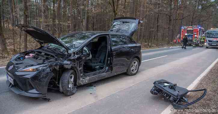 In den Gegenverkehr geraten: Fahrertür bei Streifkollision von zwei Autos herausgerissen