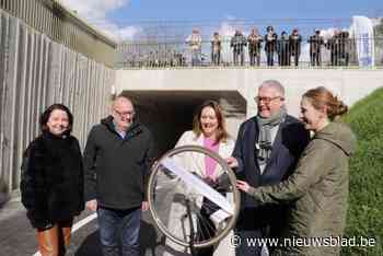 Tunnel onder spoorlijn verhoogt verkeersveiligheid in het dorp: “Mijlpaal voor fietssnelweg tussen twee steden”