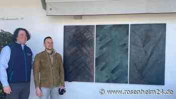 Neue Kunst-Attraktion in Bernau: Was hinter den Bronze-Wandtafeln an der Eisdiele steckt