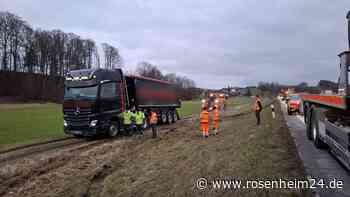 Lkw kommt zwischen Frasdorf und Achenmühle von A8 ab und landet in Wiese