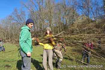 Jongeren steken de handen uit de mouwen tijdens knotkamp in Kwadebeekvallei