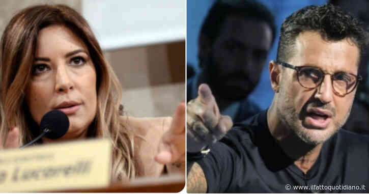 Fabrizio Corona sul palco insulta Selvaggia Lucarelli e mima un atto sessuale con la sua sagoma. La giornalista: “Aria tossica e pericolosa”