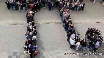 Leerlingen vormen reuze pi op speelplaats